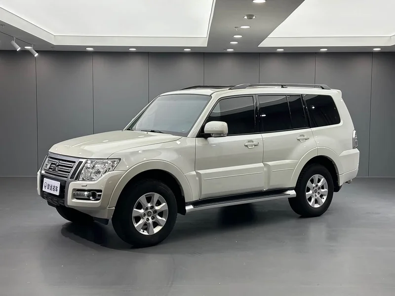 Mitsubishi Pajero — фото 1