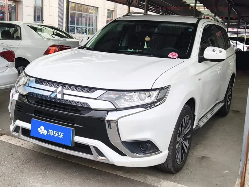 Mitsubishi Outlander — фото 1