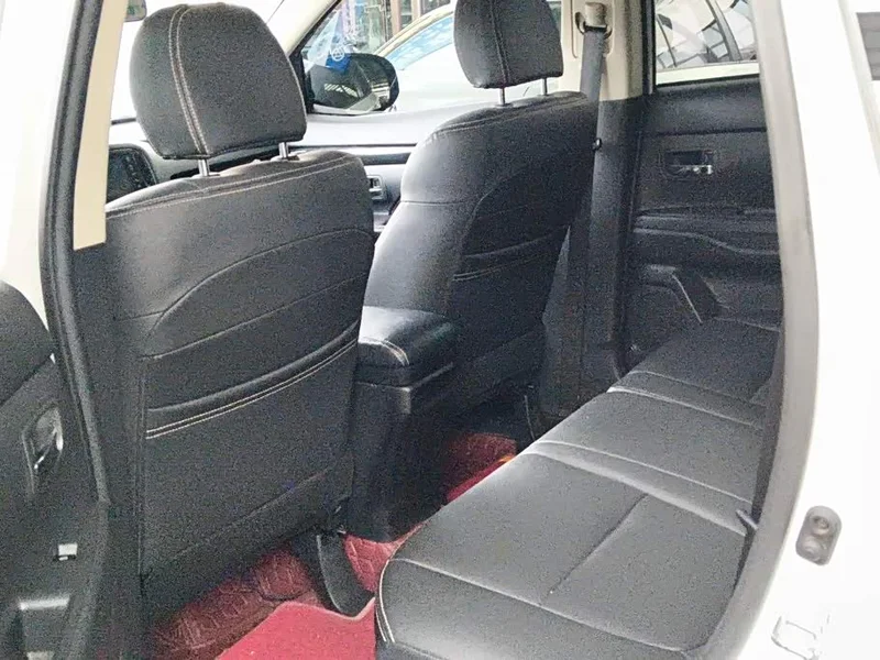 Mitsubishi Outlander — фото 11