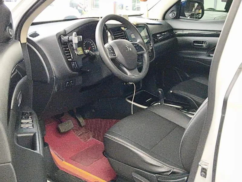 Mitsubishi Outlander — фото 9