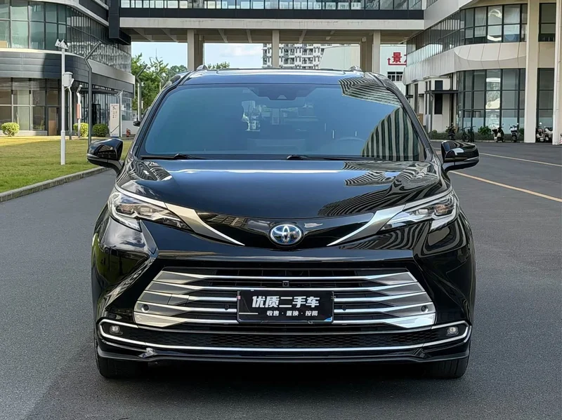 Toyota Sienna — фото 2