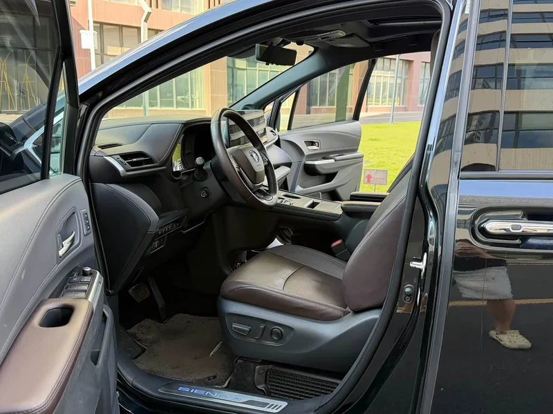 Toyota Sienna — фото 4