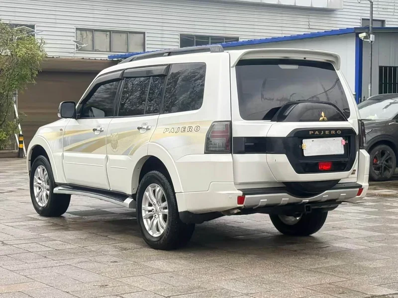 Mitsubishi Pajero (Imported) — фото 6