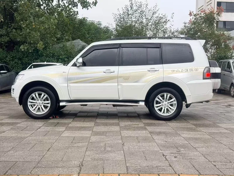 Mitsubishi Pajero (Imported) — фото 7