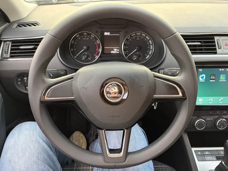 Volkswagen Octavia — фото 17
