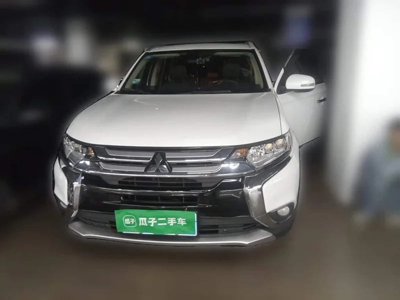Mitsubishi Outlander — фото 1