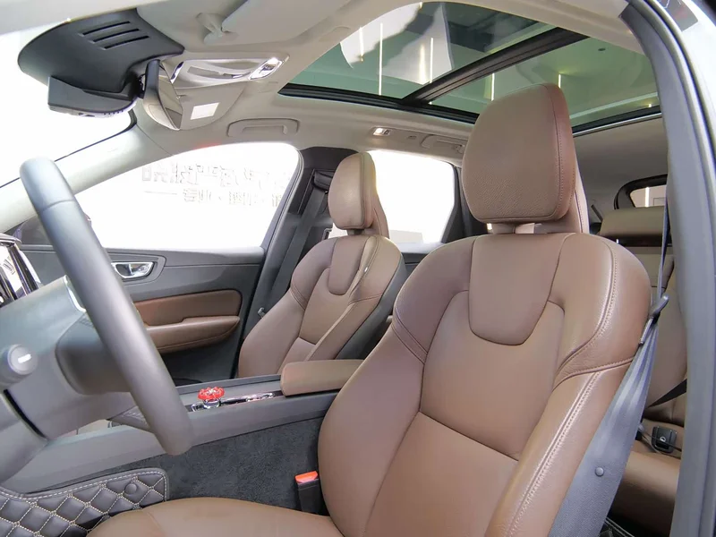 Volvo XC60 — фото 11