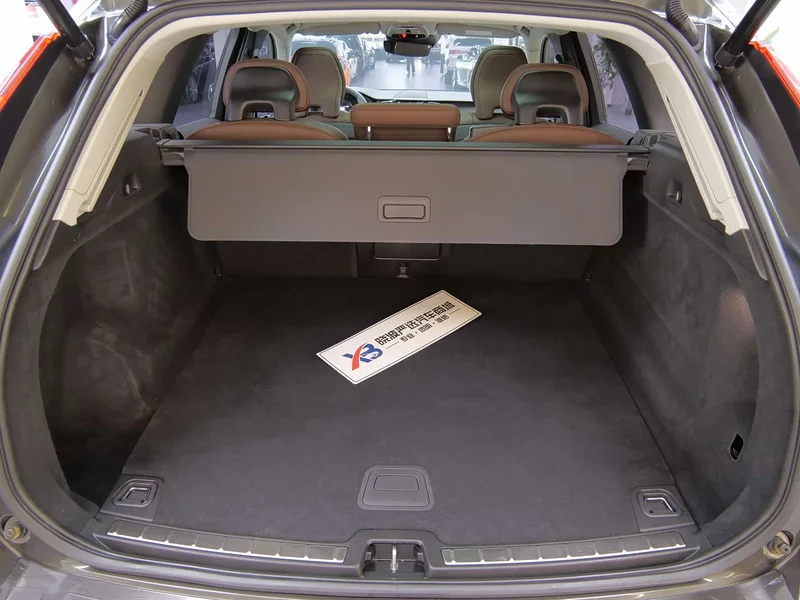Volvo XC60 — фото 17