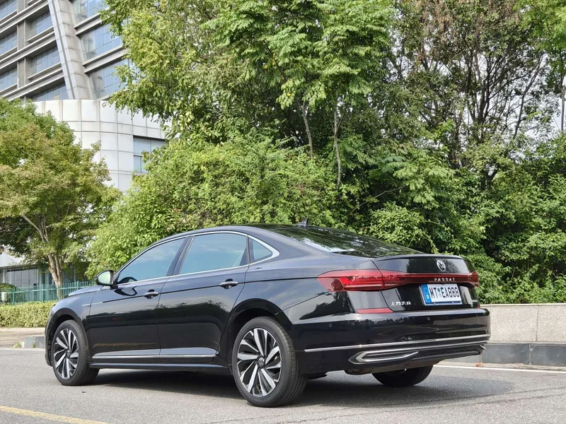 Volkswagen Passat — фото 7