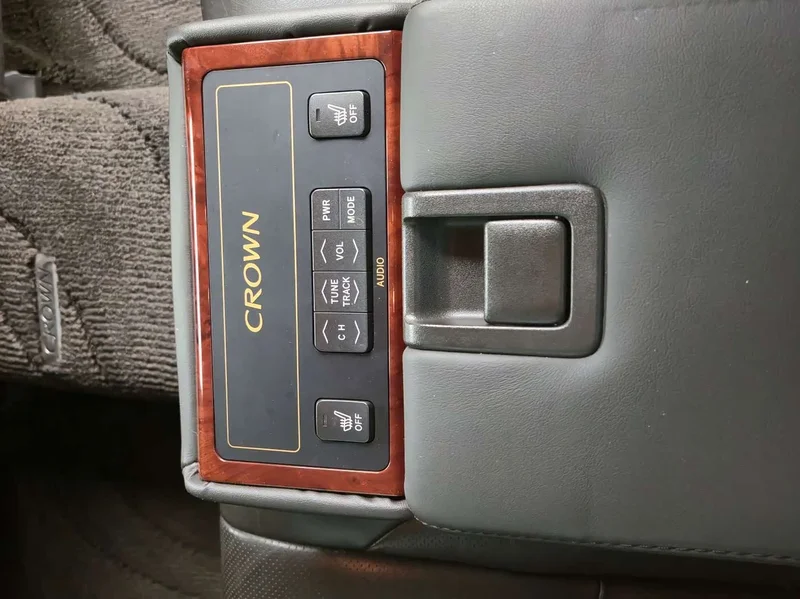 Toyota Crown — фото 17