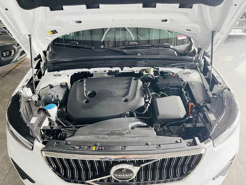 Volvo XC40 — фото 11