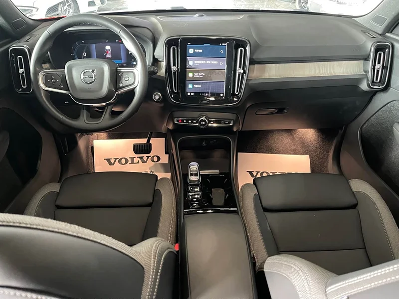 Volvo XC40 — фото 12
