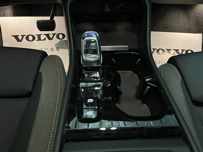 Volvo XC40 — фото 13