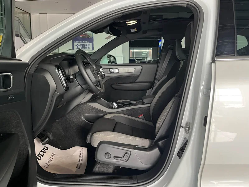 Volvo XC40 — фото 10