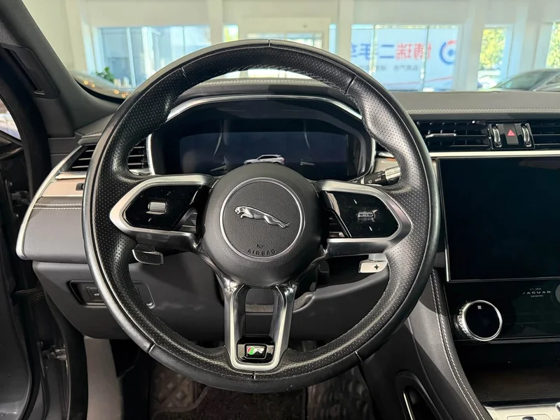 Jaguar F-PACE — фото 11