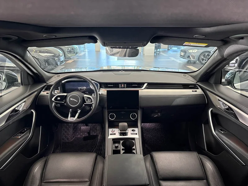 Jaguar F-PACE — фото 10