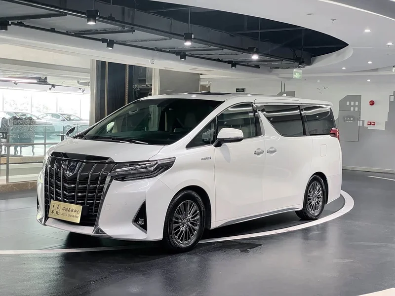 Toyota Alphard — фото 1