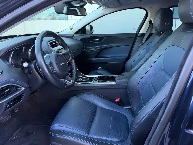 Jaguar XE — фото 11