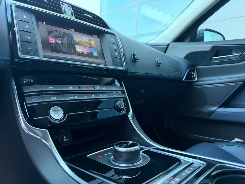 Jaguar XE — фото 9