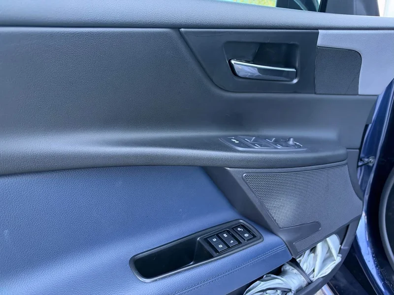 Jaguar XE — фото 10