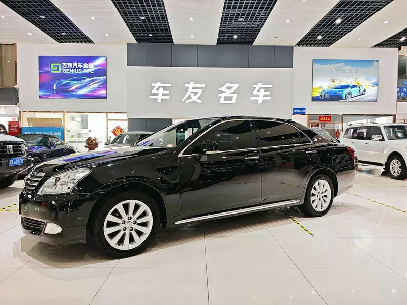 Toyota Crown — фото 1