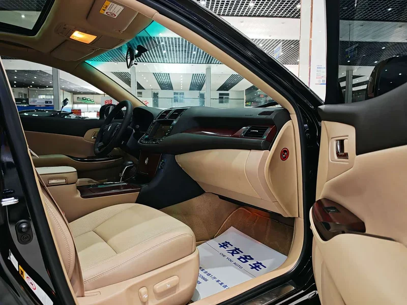 Toyota Crown — фото 13