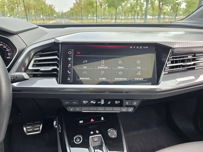 Audi Q4 e-tron — фото 16