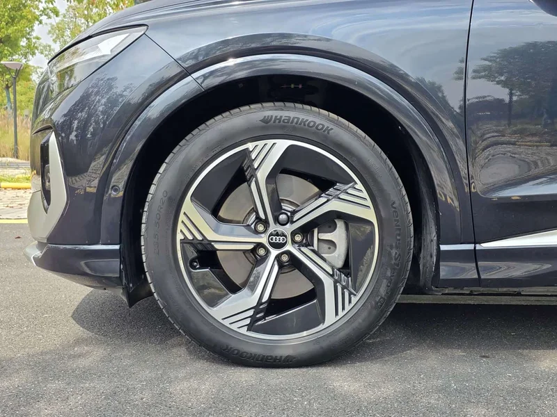 Audi Q4 e-tron — фото 25
