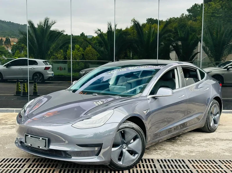 Tesla Model 3 — фото 1