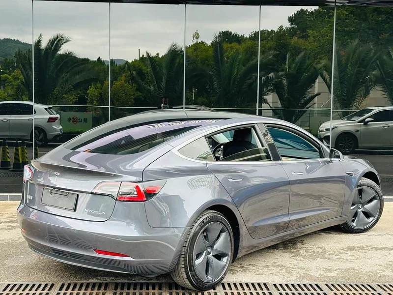 Tesla Model 3 — фото 9