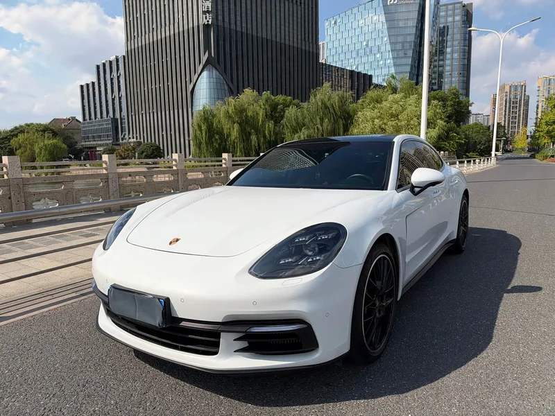 Porsche Panamera — фото 1