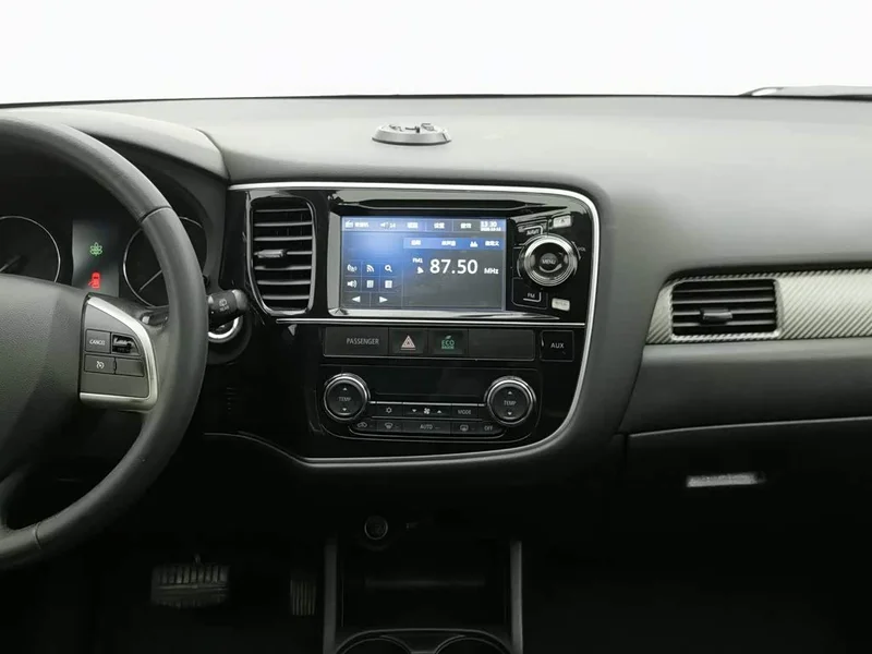Mitsubishi Outlander — фото 12