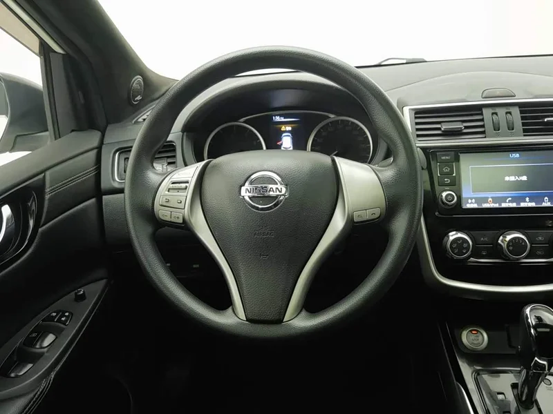 Nissan Tiida — фото 11