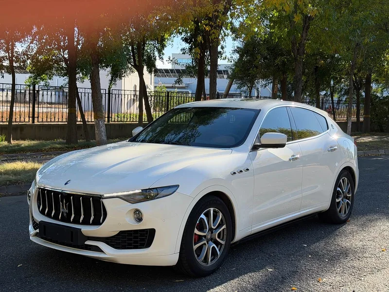 Maserati Levante — фото 1