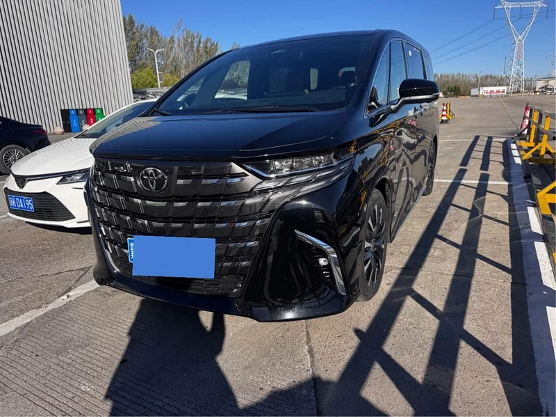 Toyota Alphard — фото 1