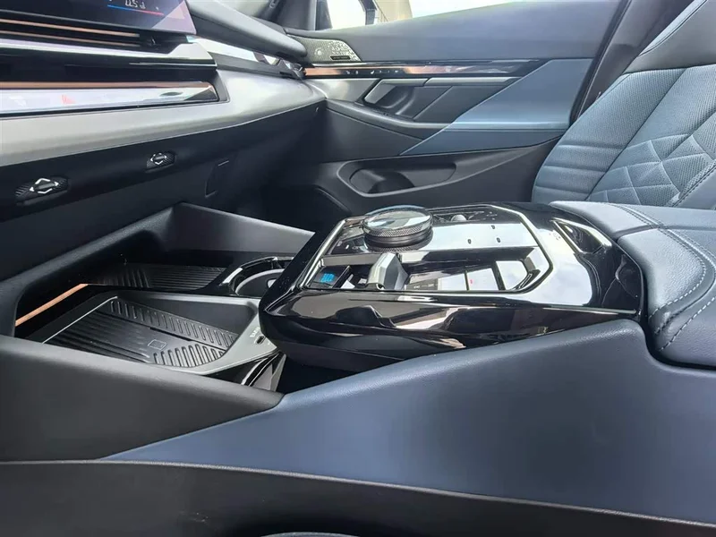 BMW i5 — фото 12