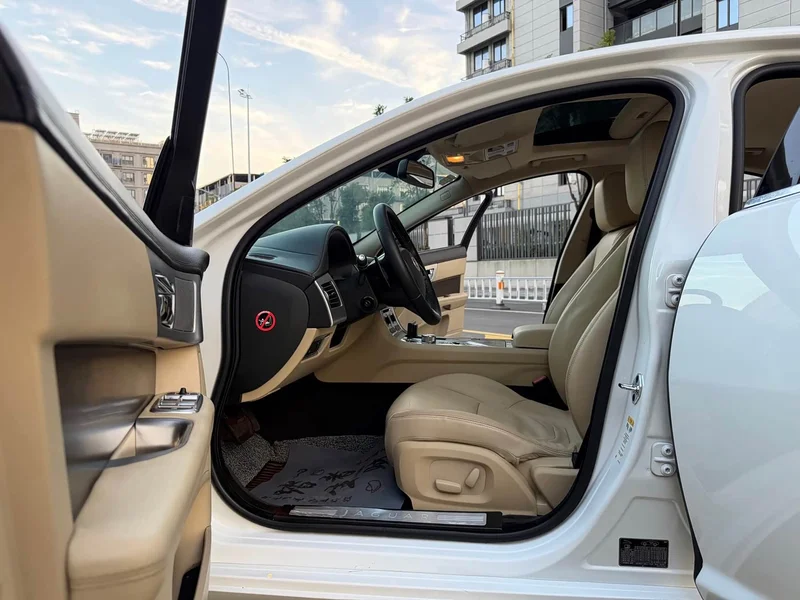 Jaguar XF — фото 11