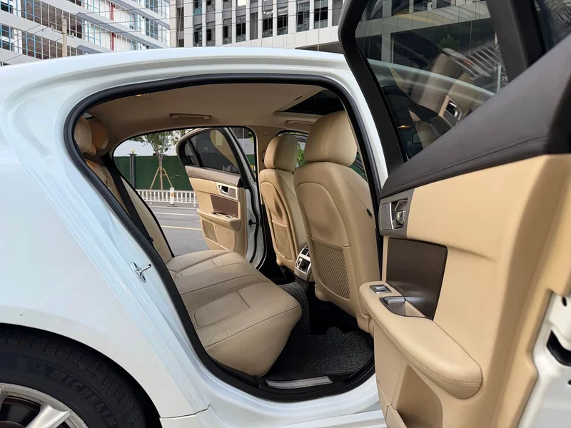 Jaguar XF — фото 14