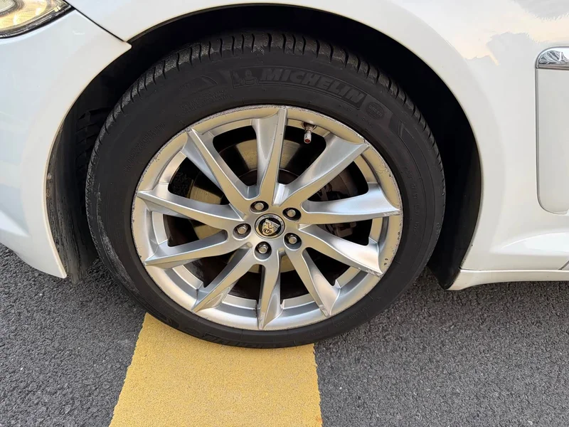 Jaguar XF — фото 19