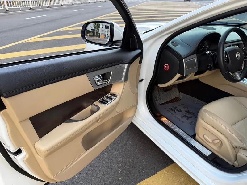 Jaguar XF — фото 20