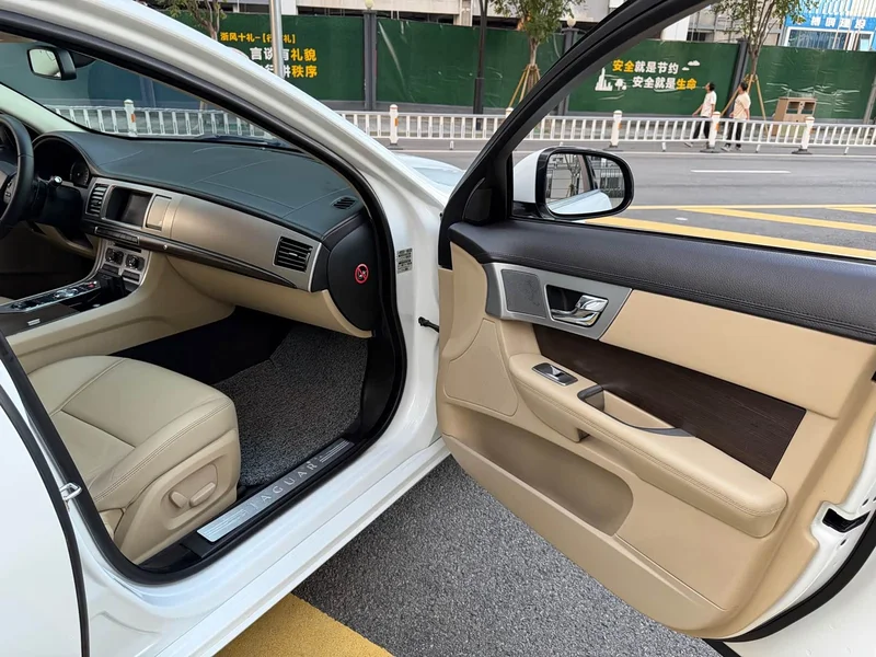 Jaguar XF — фото 22