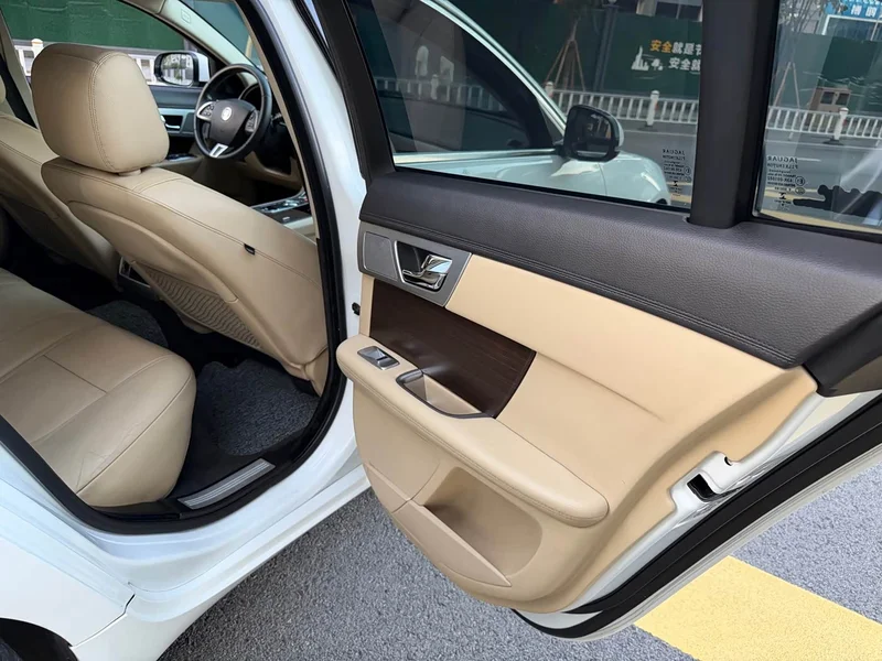 Jaguar XF — фото 23