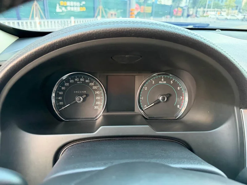 Jaguar XF — фото 28