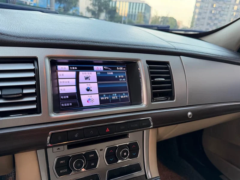 Jaguar XF — фото 32