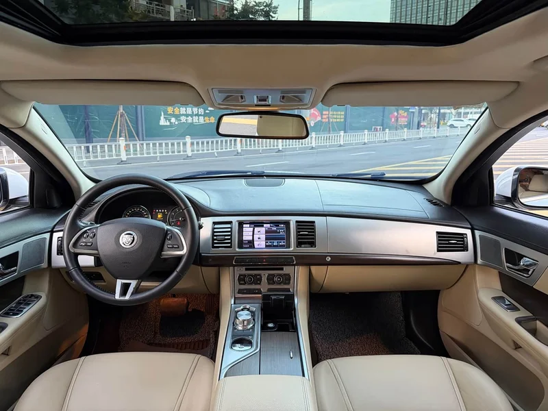 Jaguar XF — фото 8