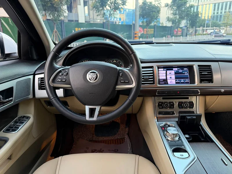 Jaguar XF — фото 10