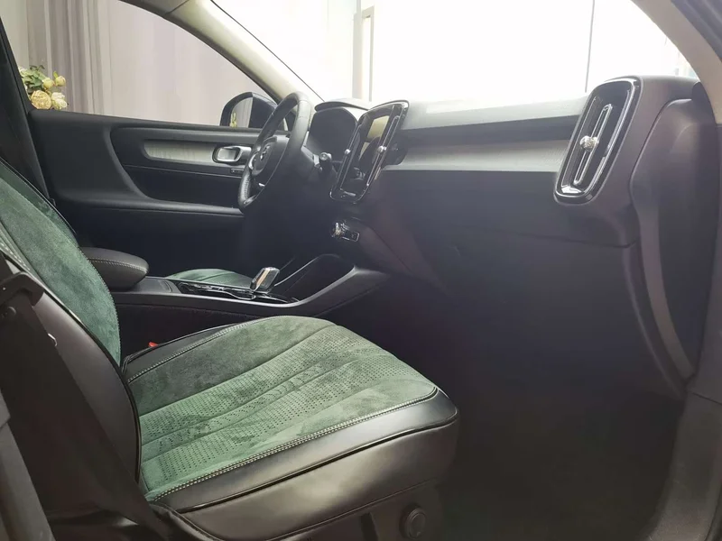 Volvo XC40 — фото 11