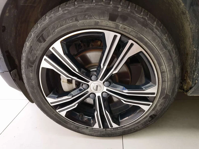 Volvo XC40 — фото 10