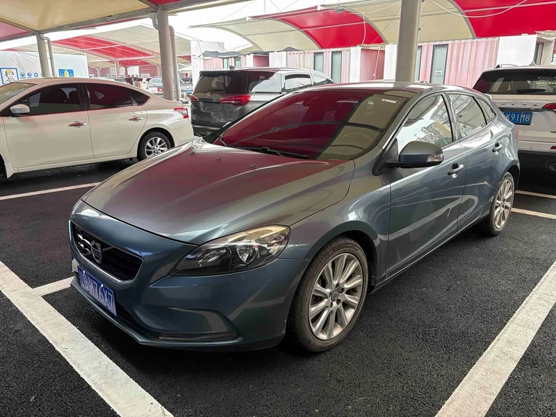 Volvo V40 — фото 1
