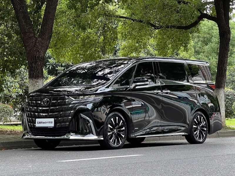 Toyota Alphard — фото 1